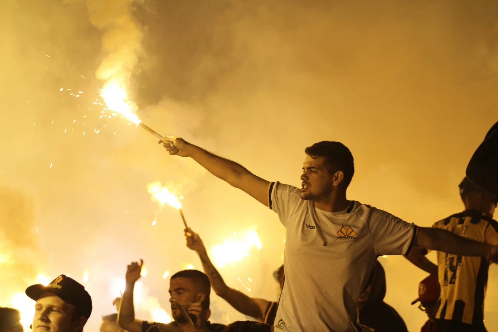 Torcida do Criciúma recebe elenco carvoeiro com grande festa para partida diante do São Paulo